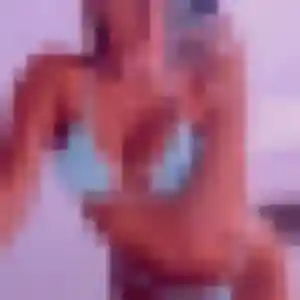 Adelaide, 21 ans, connectée à Saint-Denis pour une rencontre coquine